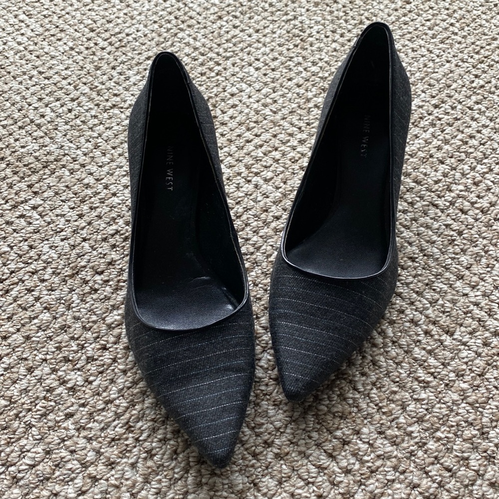 Nine West Kitten Heel Pumps Black with Grey/Light Blue pin stripes Sz 9.5 NWT
